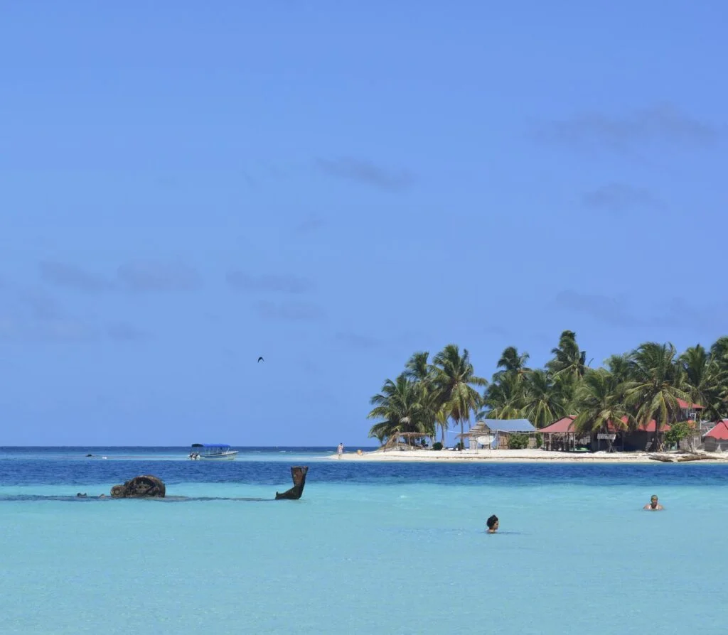 tourists diving near a shipwreck in San Blas archipelago